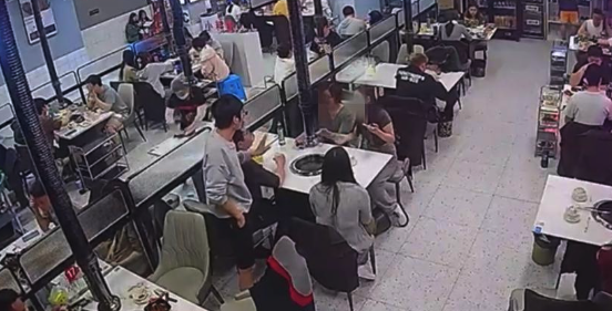 3人搭讪滋扰邻桌女性顾客并殴打店员 南京警方通报：已被刑拘