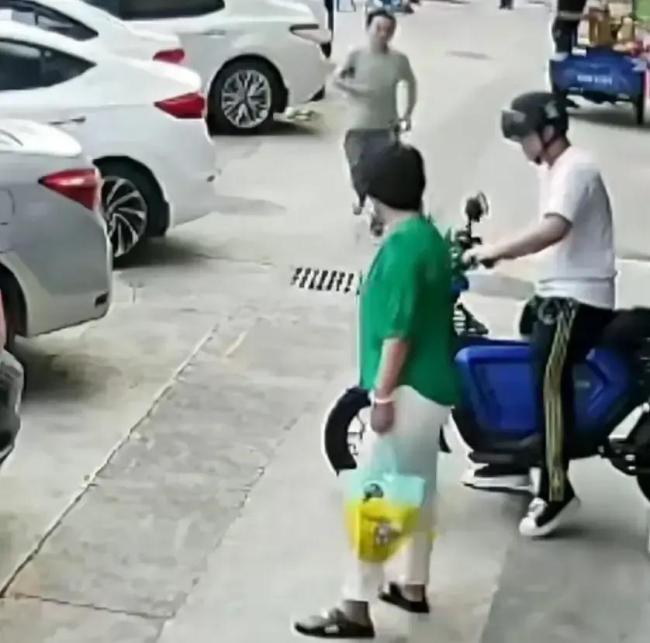 母亲被猥亵儿子弃车反制，网友：肯定没互殴！