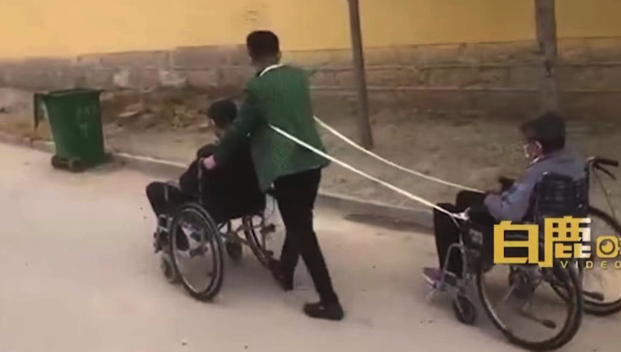 独生子推两个轮椅照顾爸妈：雇不起护工 前面推一个后面拉一个