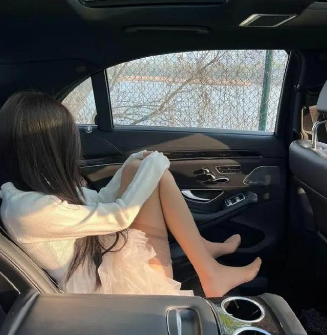 重庆一女子打车被司机骚扰后遭质疑 女乘客晒照自证衣着