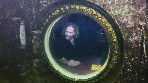国外一教授水下生活74天 打破吉尼斯世界记录