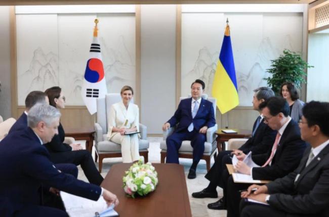 16日，韩国总统尹锡悦在龙山总统府接见乌克兰第一夫人泽连斯卡娅。图源：韩媒