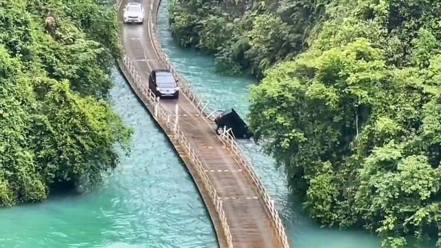 恩施水上浮桥落水游客来自山西 目前涉事景区已暂停营业之前争议已久