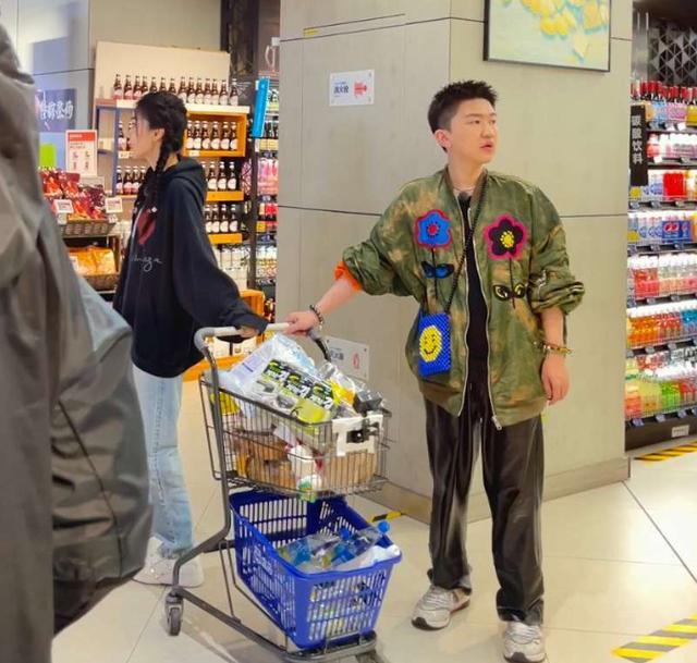 网友遇杨颖张大大逛超市 原来是在录制新综艺