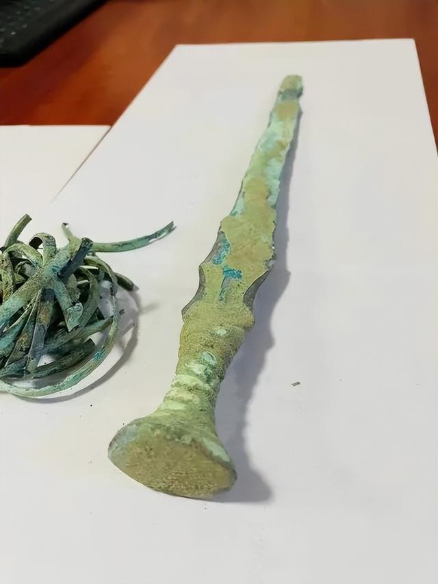 男子路边花5600元买到文物战国青铜剑 捐给博物馆