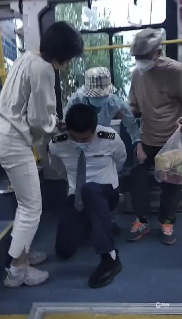公交司机跪地背老人上车 这一跪是中国传统孝道文化的演绎