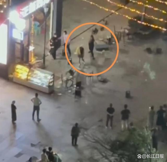 郑州发生多人打斗事件 一男子用硬物重击女子头部