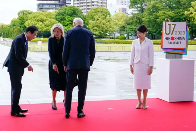 拜登G7峰会下台阶险摔倒：目不转睛盯着台阶，还是被绊了一下