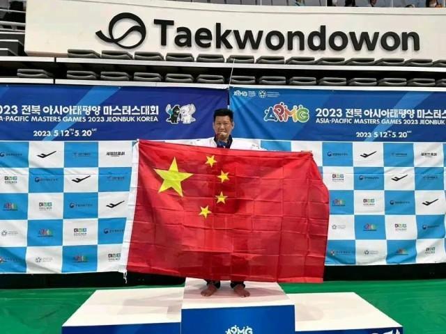 中国台湾选手获奖举五星红旗站上颁奖台