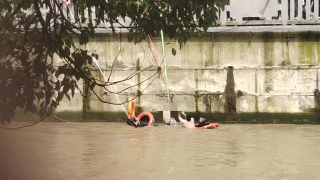 民警辅警跳入河救起男孩：突降大雨，河水暴涨水流湍急
