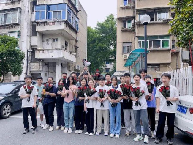 泪目！两名城管遇到学生卖花为同学哥哥筹款 每人拿出了520元 还帮忙义卖