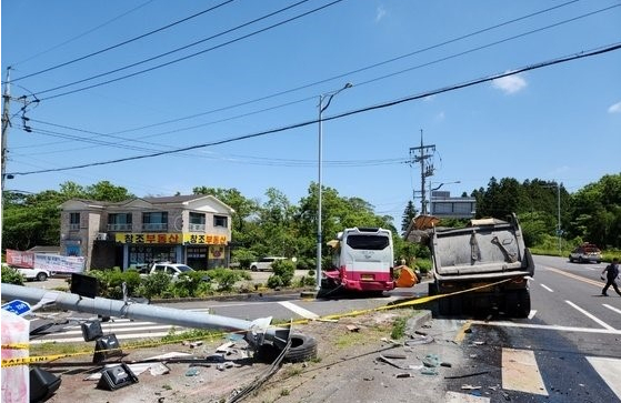 台湾旅行团在韩国遇车祸 包车与违反信号灯的翻斗车相撞，37人被送医 