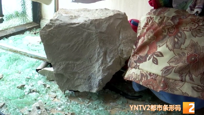 昆明一小区突遭滚石袭击：西瓜大的巨石像炸弹一样砸进家